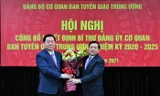 Đồng chí Nguyễn Trọng Nghĩa, Bí thư Trung ương Đảng, Trưởng ban Tuyên giáo Trung ương tặng hoa chúc mừng đồng chí Lại Xuân Môn. Ảnh: Tuyên giáo