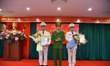 Thượng tướng Lê Quý Vương trao quyết định và chúc mừng Thiếu tướng Tô Văn Huệ, Đại tá Phạm Công Nguyên. Ảnh: VGP