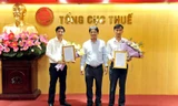 Phó Tổng cục trưởng Đặng Ngọc Minh trao quyết định cho các ông Nguyễn Xuân Thành và ông Nguyễn Nam Hải. Ảnh: GDT