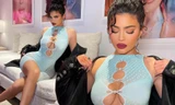 Kylie Jenner mặc đồ mỏng tang, cắt khoét lộ vòng một ‘bốc lửa’