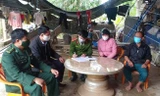 Lực lượng chức năng làm việc với gia đình của 2 kẻ nhập biên trái phép từ Lào về Quảng Bình và đang bỏ trốn cách ly. Ảnh: VTC News