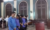 Cựu CSGT Phạm Sỹ Hoài Như (áo đen đứng hàng đầu) tại phiên tòa sáng nay. Ảnh: Tân Châu