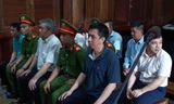 Các bị cáo trong phiên tòa. Ảnh: Tân Châu.
