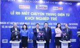 Các đại biểu nhấn nút ra mắt chuyên trang điện tử Khởi nghiệp trẻ của báo Tuổi trẻ Thủ đô.
