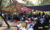 Hàng trăm người bị bắt tại sòng bạc trong khu vườn um tùm, ngày 7/3. Công an cung cấp.