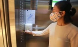 Chung cư Hà Nội sáng tạo tăm bấm thang máy mùa dịch Covid-19