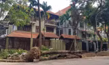 Biệt thự đô thị kiểu mẫu Hà Nội tự chặt cây, lát vỉa hè sai quy hoạch