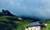 Đẹp ngỡ ngàng 'ngôi nhà gỗ săn mây' trên đỉnh núi ở SaPa