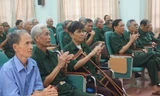 Các thương binh nặng điều dưỡng tại Trung tâm điều dưỡng thương binh nặng vui mừng khi đón Công ty cổ phần Him Lam và Báo Tiền Phong đến thăm