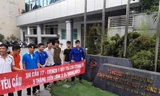 Công nhân tập trung đòi tiền tại trụ sở Cienco 1. Ảnh Bảo An