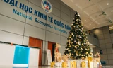 Cây thông noel ở Trường ĐH Kinh tế quốc dân đã tạo nên không khí Giáng sinh đầy ấm cúng với một cây thông cao, trang trí màu vàng rất sang kèm theo vô số hộp quà, tuần lộc bên dưới.