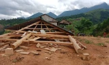 Lốc xoáy làm sập nhà đồng bào dân tộc thiểu số