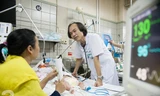 PGS. Dũng thăm khám cho bệnh nhi điều trị tại khoa Nhi, BV Bạch Mai.
