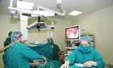 Các bác sĩ tiến hành phẫu thuật cho bệnh nhân.