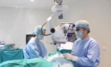 Phẫu thuật mắt cho bệnh nhân. Ảnh minh họa: Internet