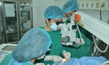 TS Lê Xuân Cung cùng ê kíp phẫu thuật đang ghép giác mạc của bé Vân Nhi cho bé trai 6 tuổi. Ảnh: BV Mắt TƯ cung cấp