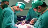 Các bác sĩ tiến hành phẫu thuật cho trẻ.