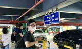 Người dân than khó khi đón xe công nghệ ở Tân Sơn Nhất