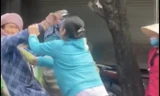 Người phụ nữ hành hung cụ bà bán bắp (Ảnh cắt từ clip).