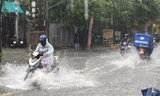 Mưa lớn ở TP.HCM ngày đầu tuần, nhiều tuyến đường ngập lênh láng