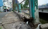 Cận cảnh cây cầu ở TP.HCM xuất hiện nhiều vết nứt