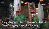 Đua nhau dùng nhang khổng lồ xin lửa từ chùa Bà Bình Dương