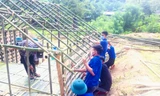 Tuổi trẻ xã rẻo cao chặt tre, đan lát dựng nhà cho người từ vùng dịch về cách ly