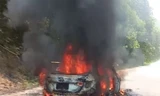 Ô tô quấn rơm, bốc cháy dữ dội trên đường