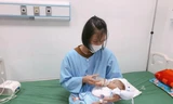 Cứu sống bé gái sinh non nặng 1,3kg, bị viêm ruột hoại tử