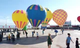 Khinh khí cầu đủ sắc màu tung bay trong nắng biển Cửa Lò