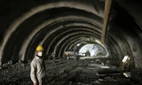 Cận cảnh công nhân đào hầm xuyên núi trên cao tốc Bắc - Nam