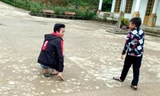 Gương sáng cậu học trò Mông dùng tay thay chân tới trường học chữ 