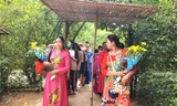 Hàng ngàn người đến quê Bác trong dịp sinh nhật lần thứ 132 của Người