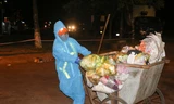 Lặng lẽ trong đêm những nữ công nhân môi trường mặc bảo hộ thu gom rác trước khu cách ly