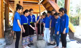 Người trẻ học bảo tồn men rượu quý từ lá cây của dân tộc Thái