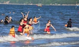 Nắng nóng như thiêu đốt, hàng nghìn người đổ về biển Thiên Cầm ‘giải nhiệt’