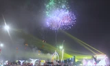 Rực sáng màn pháo hoa kéo dài 15 phút trong đêm Cửa Lò