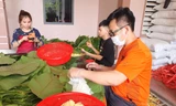 Thợ làm bánh chưng mướt mồ hôi ‘chạy đơn’ ngày cuối năm