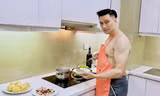 Việt Anh cởi trần nấu ăn nhưng khán giả lại chỉ chú ý đến sự bất thường của căn bếp