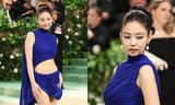 Tại sao Jennie BLACKPINK chọn đồ xanh coban giữa một rừng hoa ở Met Gala?
