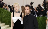 Saint Laurent hẳn không thể ngờ việc mời Rosé đến Met Gala lại làm các nhà mốt khác khó xử