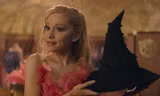 Ariana Grande xinh đẹp tựa tiên tử trong phim nhạc kịch “Wicked” đầy huyền bí