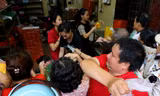 Kẹt xe, tắc đường vẫn rồng rắn chen nhau mua bánh trung thu