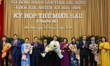 Lãnh đạo tỉnh Bắc Ninh tặng hoa chúc mừng các chức danh mới bầu bổ sung.