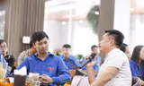 Một thanh niên đang khởi nghiệp trao đổi cùng chủ doanh nghiệp tại chương trình. Ảnh Nguyễn Thắng.