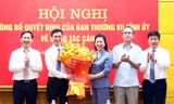 Bà Lê Thị Thu Hồng – Phó Bí thư Tỉnh ủy Bắc Giang trao quyết định bổ nhiệm cho ông Tùng.