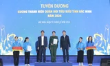 Ông Lê Xuân Lợi - Phó Chủ tịch UBND tỉnh (bên trái) và ông Vũ Minh Hiếu - Trưởng ban Nội chính tỉnh Bắc Ninh trao thưởng thanh niên tiêu biểu.