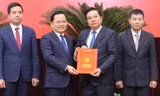Bí thư Tỉnh ủy Bắc Ninh Nguyễn Anh Tuấn (bên trái) trao quyết định cho ông Tiếp.