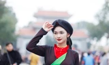 Một chị hai quan họ đi trẩy hội Lim (thị trấn Lim, huyện Tiên Du, Bắc Ninh). Ảnh: Nguyễn Thắng