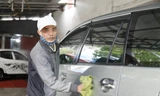 Nhân viên tại nhiều cửa hàng rửa xe ô tô ở thành phố Bắc Giang luôn bận rộn với công việc vào ngày 29 Tết. Ảnh: Nguyễn Thắng.